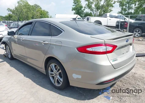 2015 Ford Fusion Energi Titanium z USA, uszkodzony, nr VIN 3FA6P0SU1FR245815
